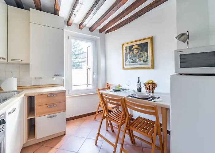 Historic Center Functional Apartament Parma