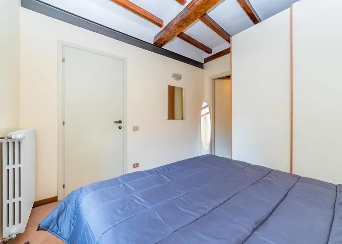 Historic Center Functional Apartament Parma